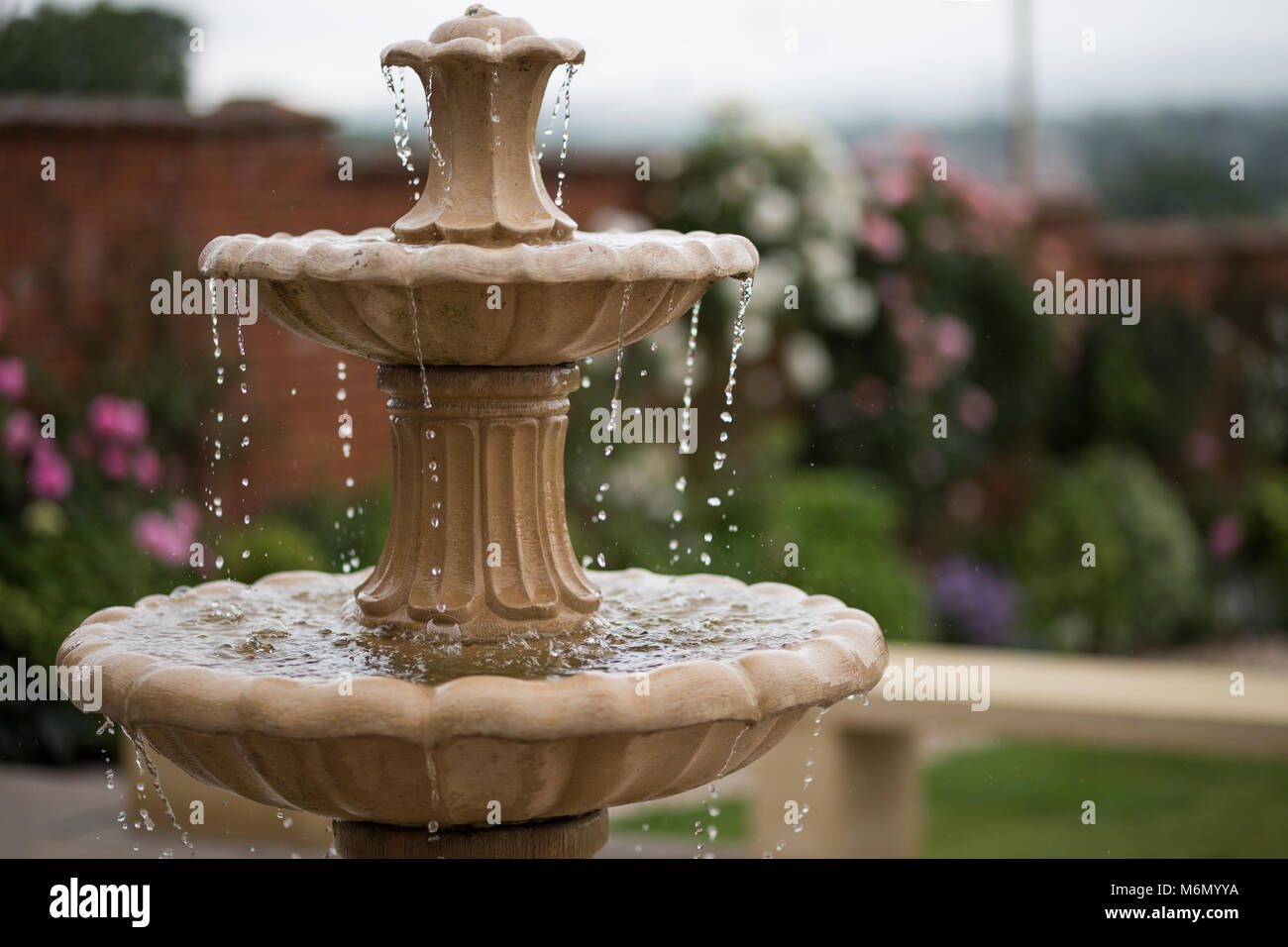 Giardino fontana con acqua che gocciolava Foto Stock
