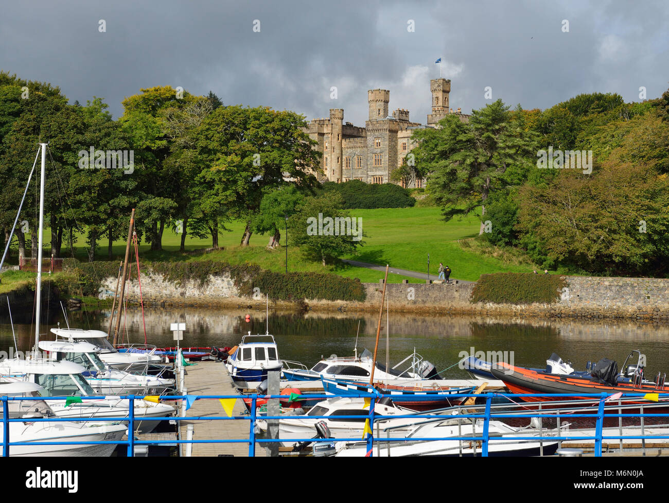 Regno Unito, Scozia, Ebridi Esterne, Lewis e Harris, isola di Lewis. Il castello di Lews e porto di Stornoway Foto Stock