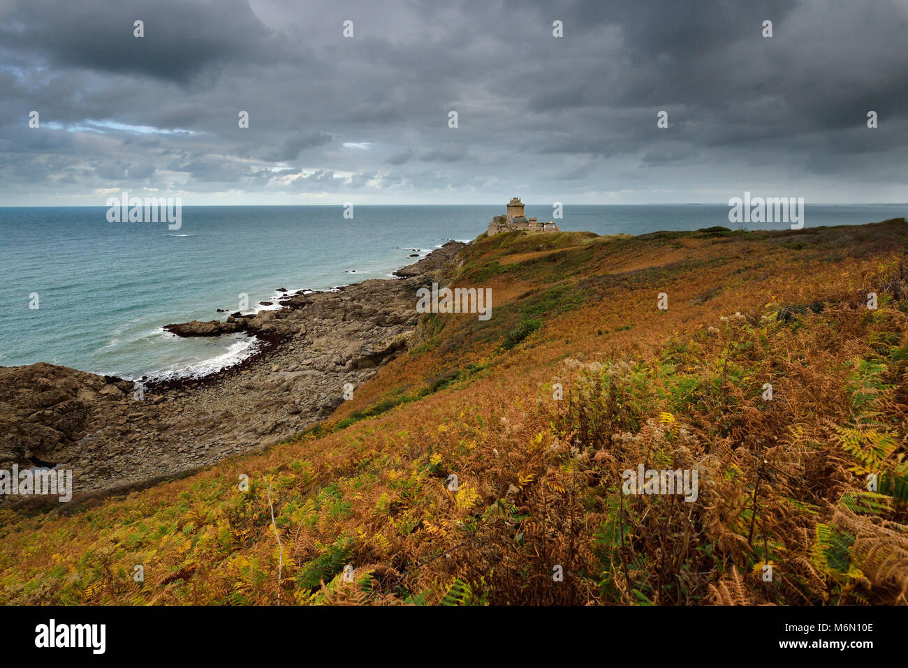 Plevenon (Bretagna, a nord-ovest della Francia): Fort La Latte, castello registrati come una pietra miliare storica nazionale francese ('Monument HistoriqueÓ) Foto Stock