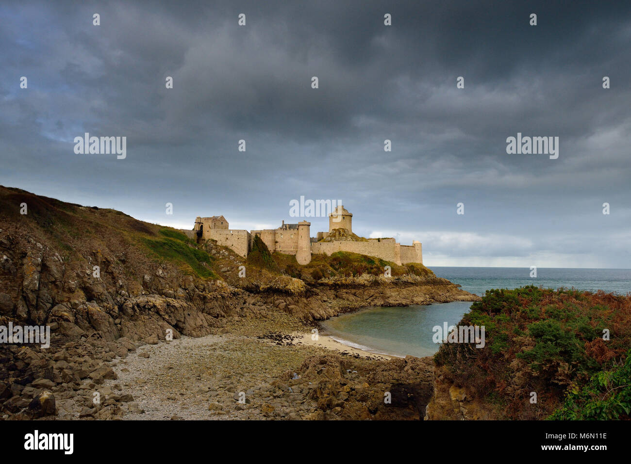 Plevenon (Bretagna, a nord-ovest della Francia): Fort La Latte, castello registrati come una pietra miliare storica nazionale francese ('Monument HistoriqueÓ) Foto Stock