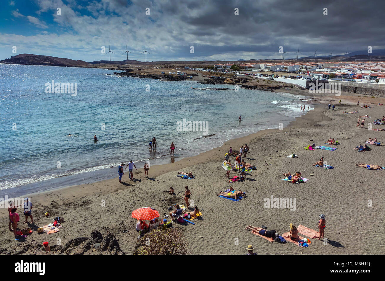 Abades beach, Poris de Abona, Tenerife Sud con i gruppi della famiglia durante il fine settimana Foto Stock
