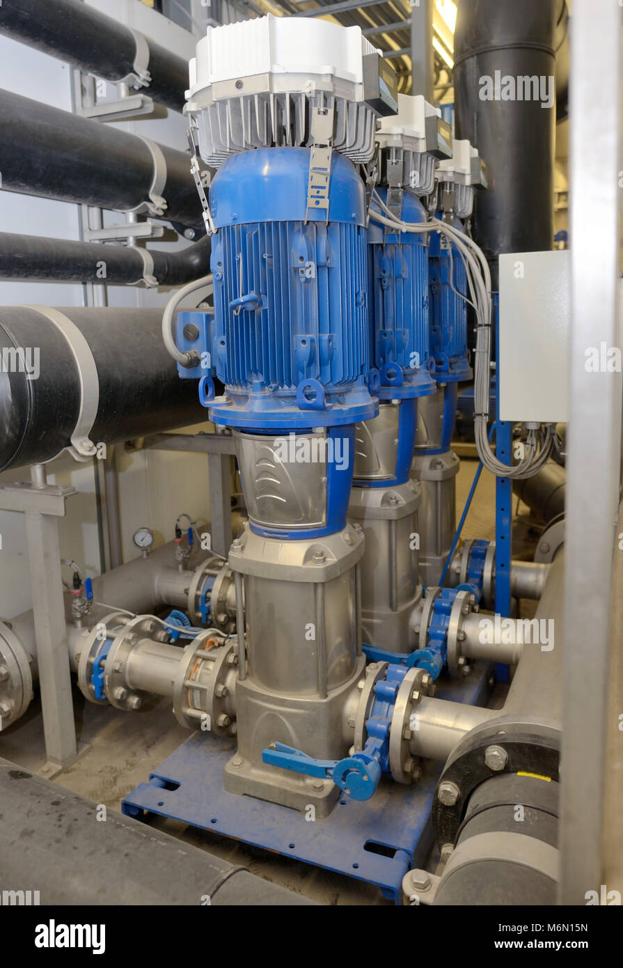 Invertire l'ACQUA osmosi equipaggiamenti all'interno della pianta Foto Stock
