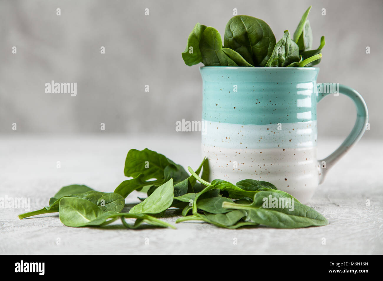 Baby spinaci foglie Foto Stock