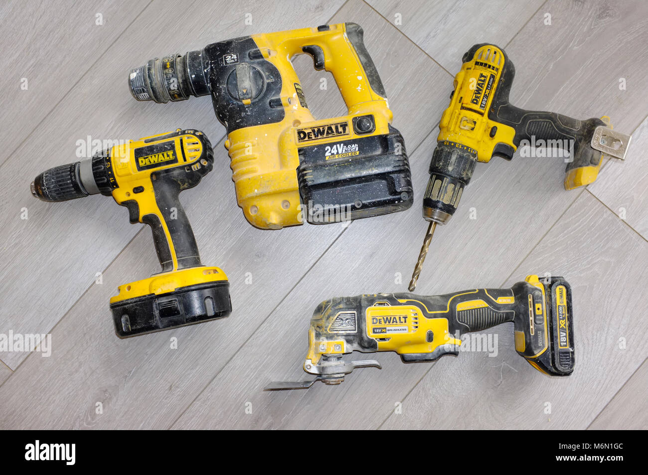 DeWalt giallo power tools come utilizzato da costruttori e commercianti. Foto Stock