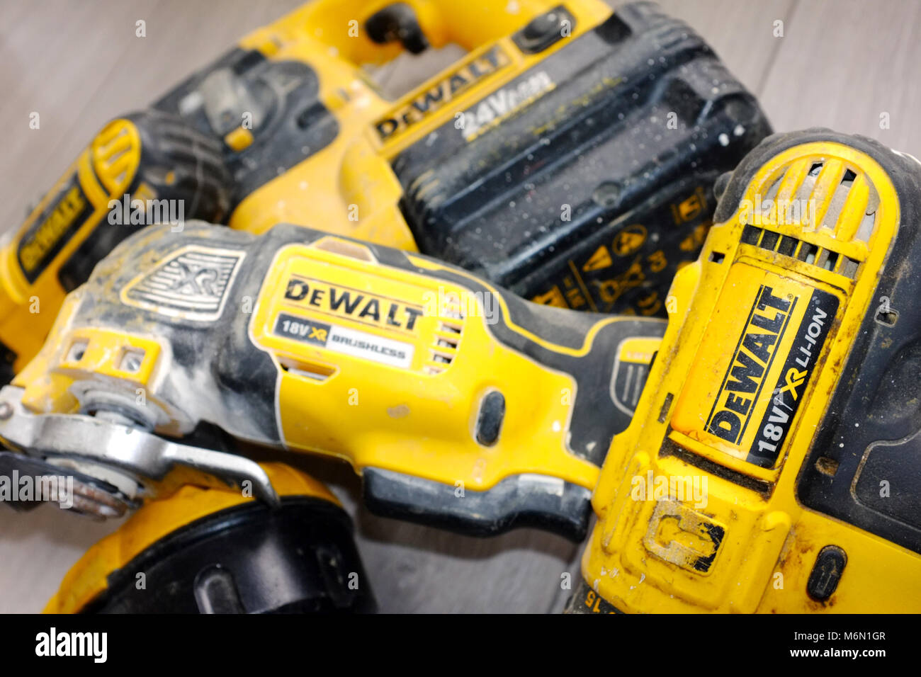 DeWalt giallo power tools come utilizzato da costruttori e commercianti. Foto Stock