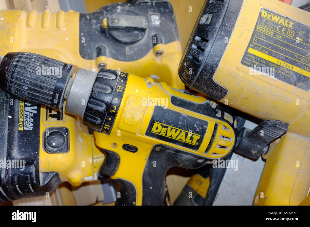 DeWalt giallo power tools come utilizzato da costruttori e commercianti. Foto Stock