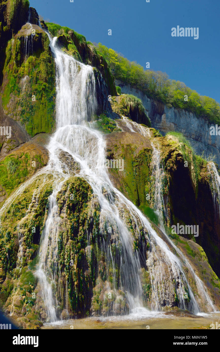 La Cascata Tufs su il sito naturale di 'la reculee de Baume-les-Messieurs" nel dipartimento del Giura (centro-est della Francia) Foto Stock