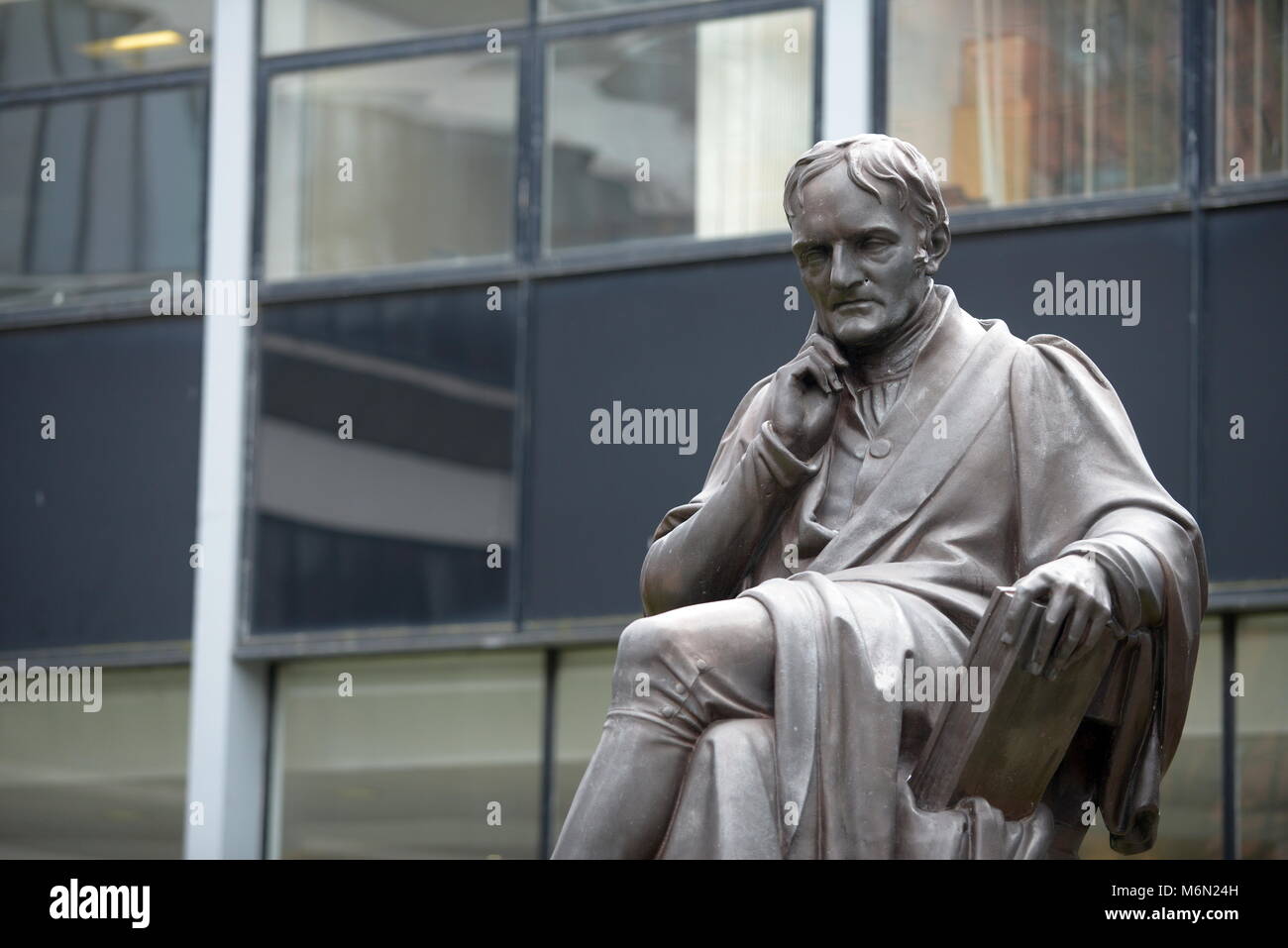 John Dalton statua a Manchester Metropolitan University Foto Stock