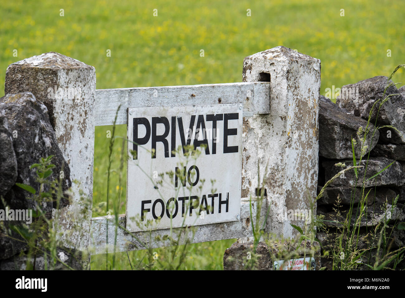 Non privato sentiero Winnats Pass Hope Valley Castleton High Peak Derbyshire Inghilterra Foto Stock