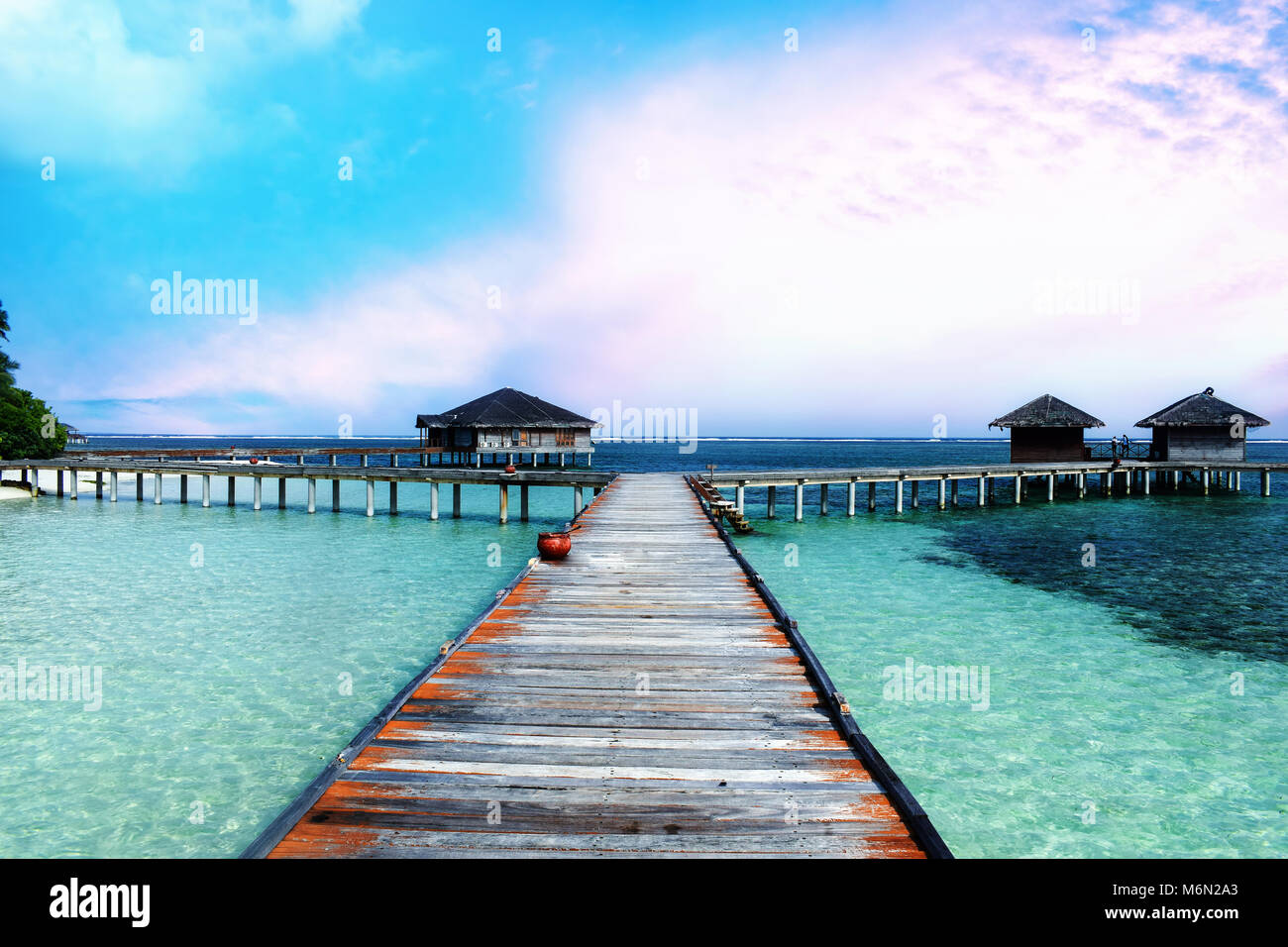 Bella acqua Tropical Villas at Maldive beach resort hotel per le vacanze sfondo Foto Stock