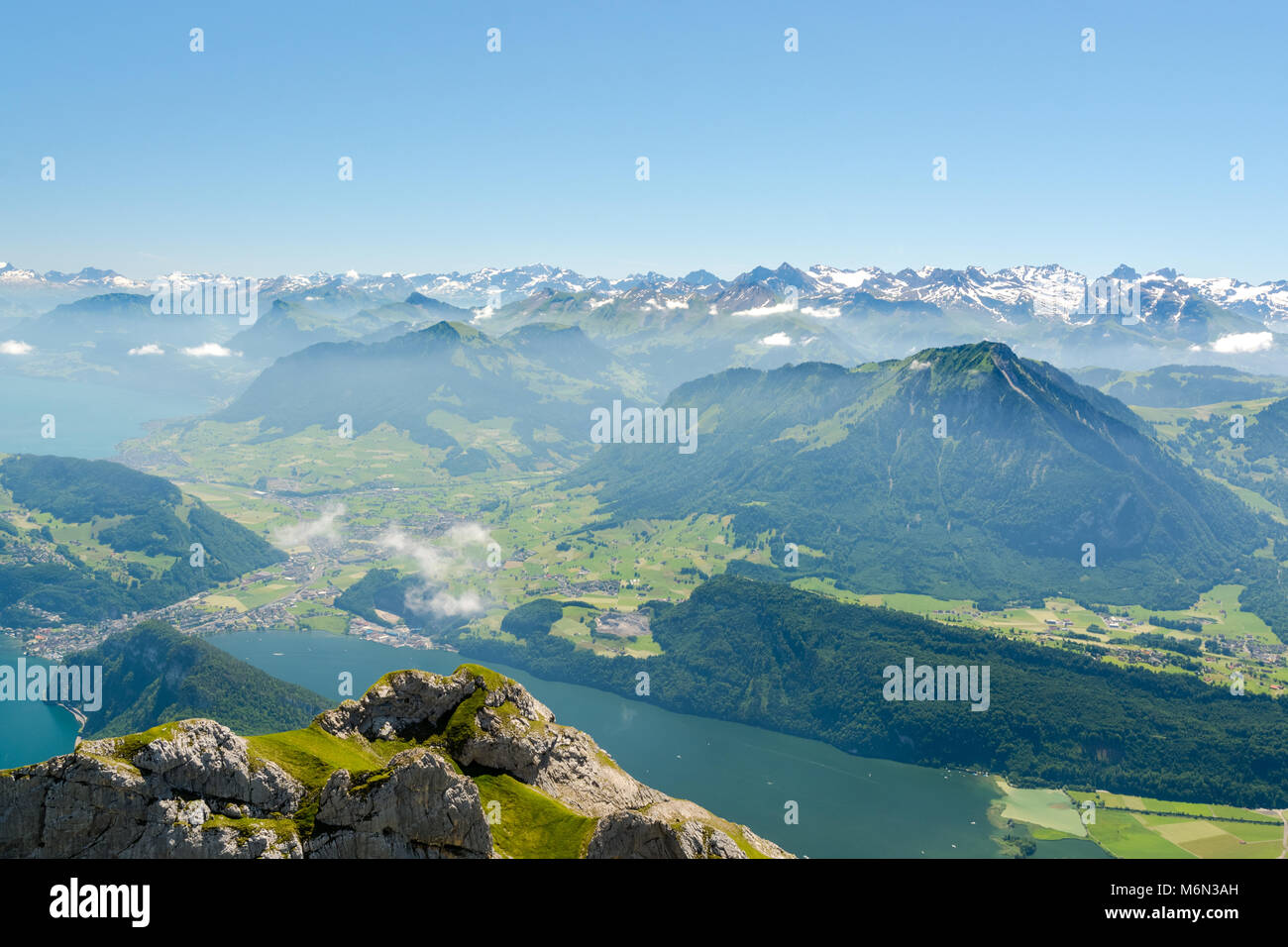 Vista dal Monte Pilatus sulle Alpi e sul Lago di Lucerna in Svizzera Foto Stock