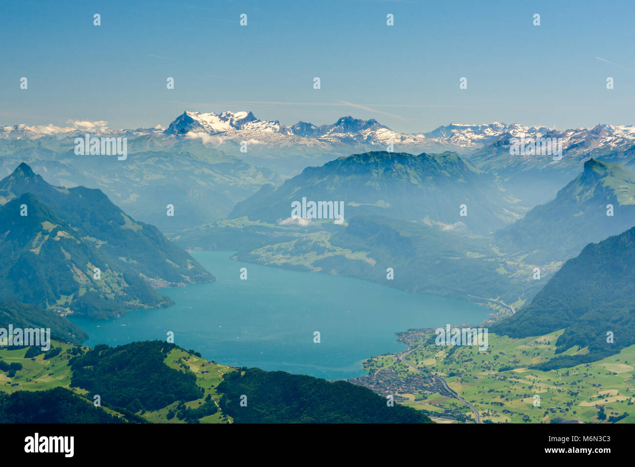 Magnifica vista dal Monte Pilatus sul lago Alpnacher e Alpi Svizzere, Svizzera Foto Stock