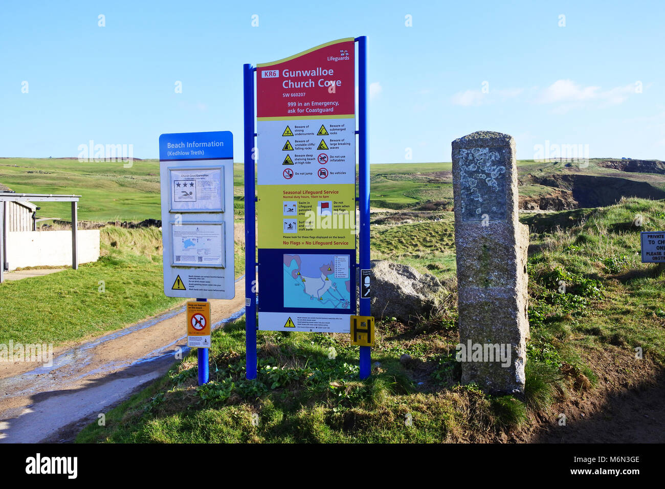 Informazioni sulla spiaggia segni di Gunwalloe, sulla penisola di Lizard, Cornwall, Regno Unito - Giovanni Gollop Foto Stock
