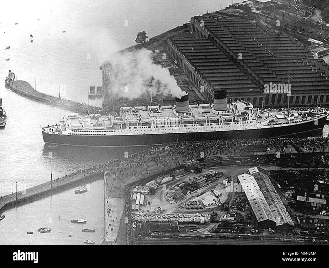 RMS MAURITANIA docking di Liverpool nel 1947 Foto Stock