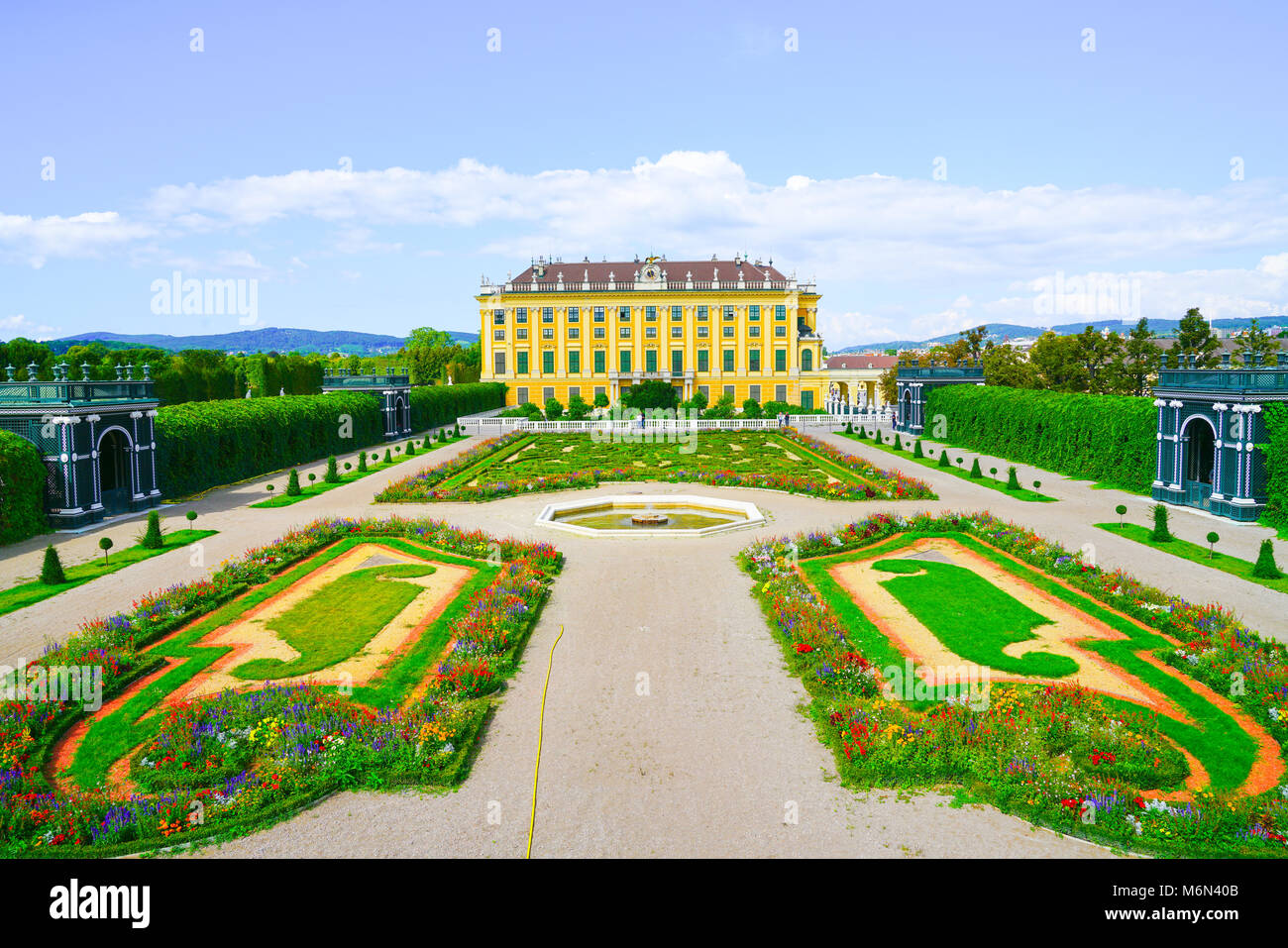 VIENNA, Austria - 4 settembre 2017; giardini formali e di percorsi per il Barocco dettagli architettonici della imperiale di Schonbrunn Palace, uno dei principali turiste Foto Stock