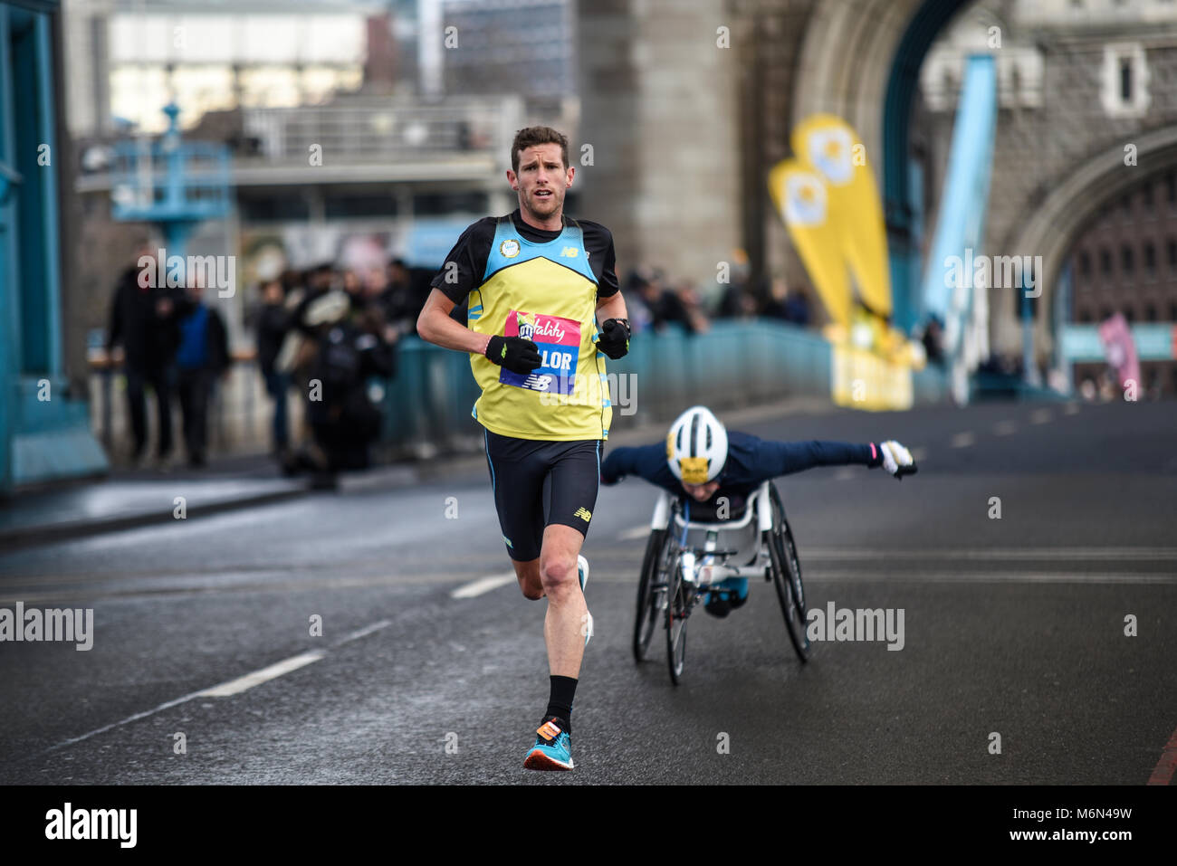 Jonny Mellor che corre nella grande mezza maratona Vitality attraversando il Tower Bridge, Londra, Regno Unito Foto Stock