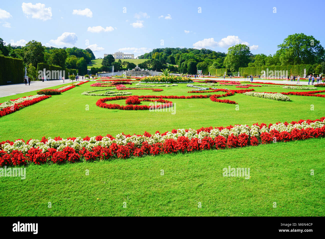 VIENNA, Austria - 4 settembre 2017; paesaggio di giardini formali che conduce al lontano Gliorriete struttura barocca sulla collina distante in motivi di Schonbrun Foto Stock