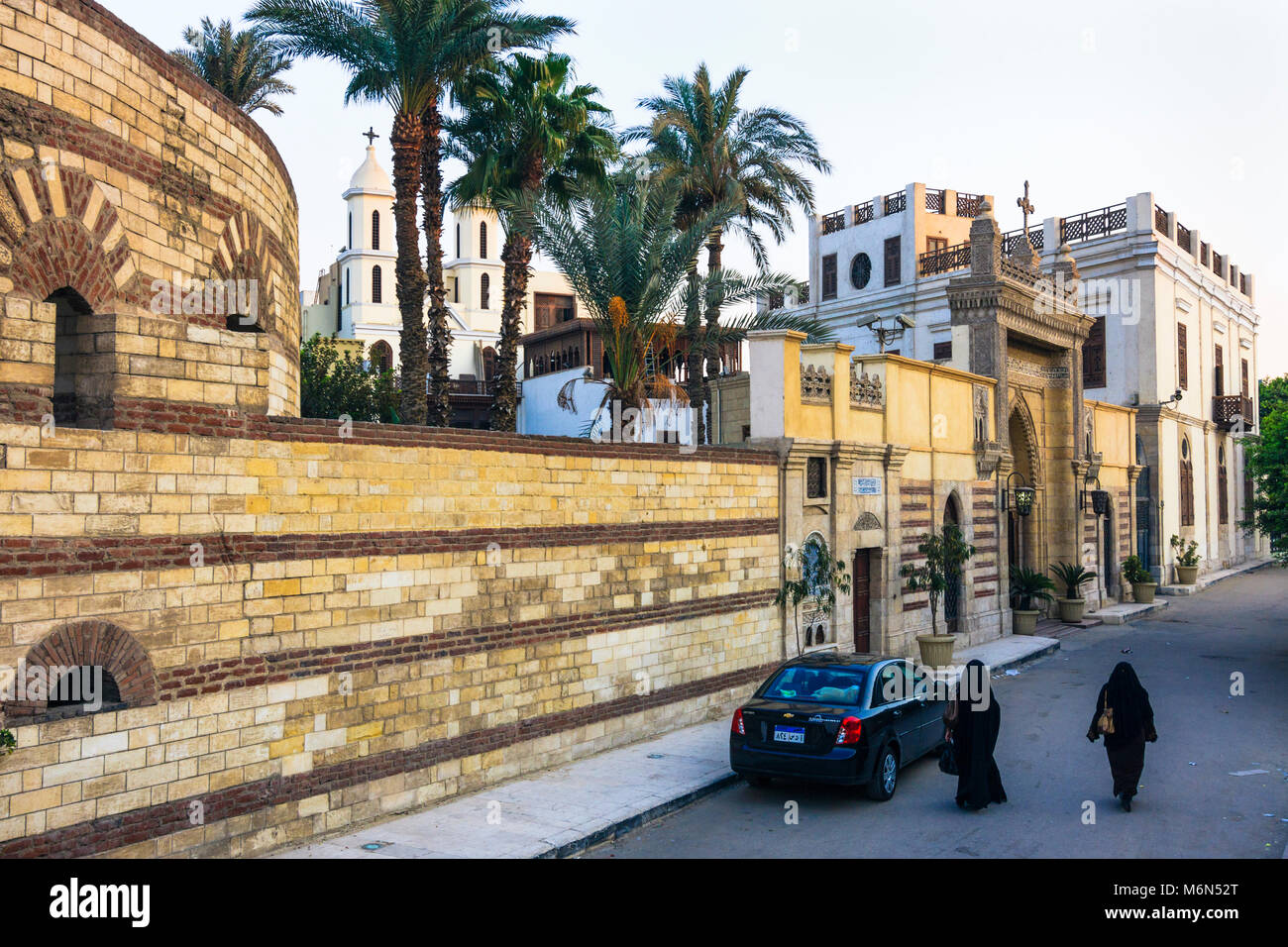 Donne velate a piedi passato la Chiesa Pensile in Copto del Cairo, una delle più antiche chiese in Egitto. Il Cairo, Egitto Foto Stock