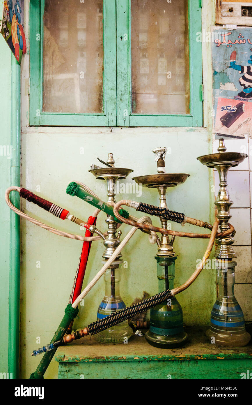 Narguile waterpipes nella cucina di un piccolo hotel in Dakhla Oasis, Egitto Foto Stock