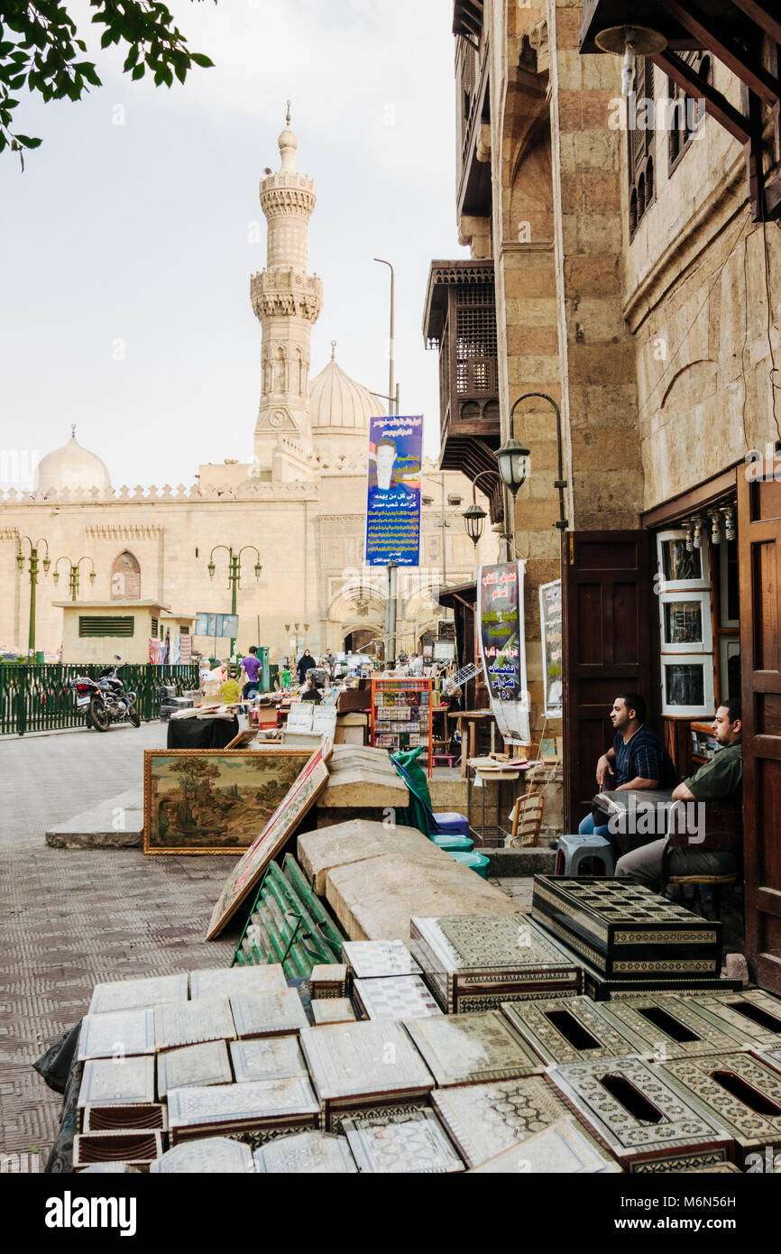 Scatole a intarsio a un'antiquariato, artigianato e paraphernalia religiosa street market di fronte Al-Azhar moschea, Il Cairo, Egitto Foto Stock