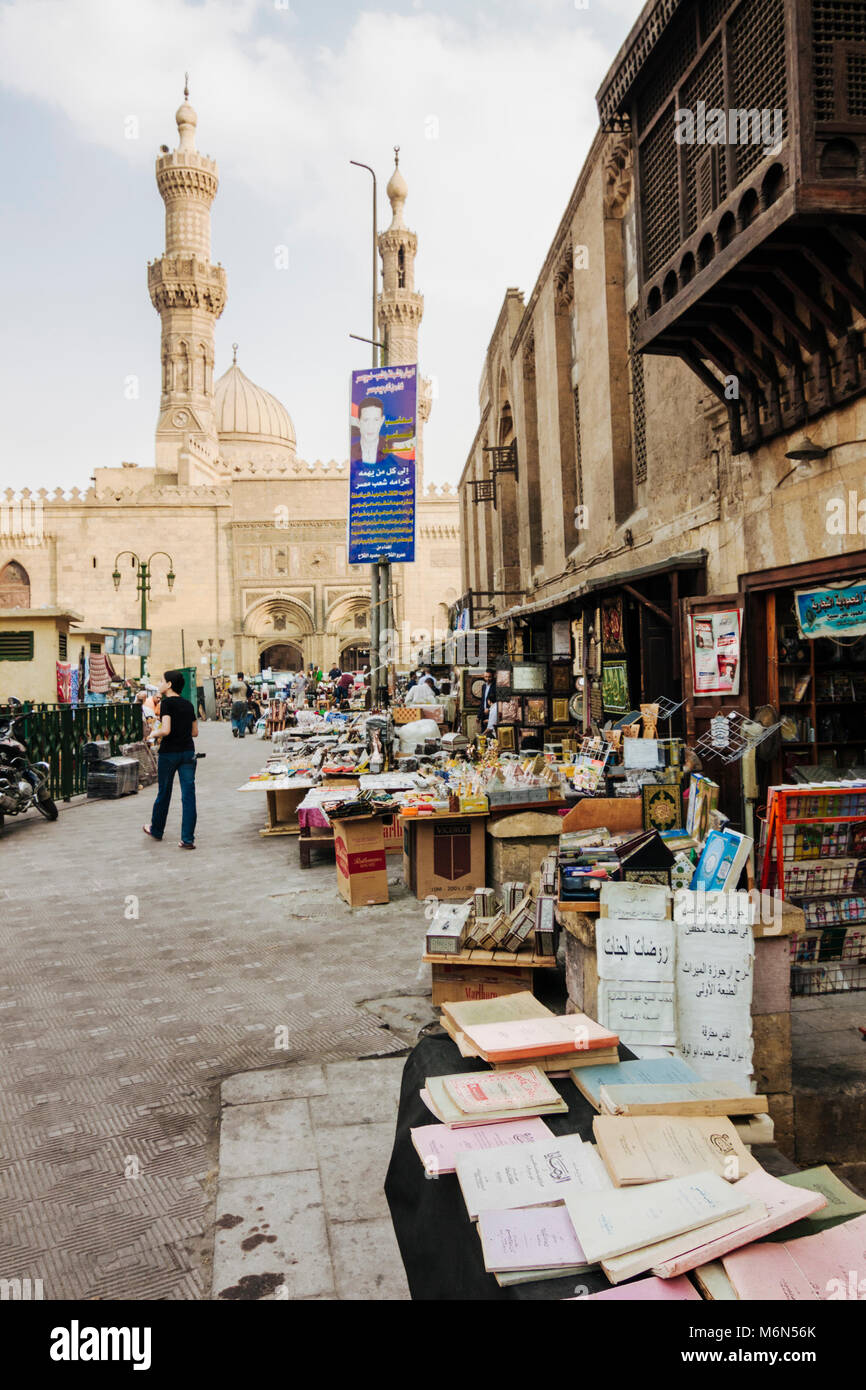 Libri religiosi in stallo di fronte Al-Azhar moschea e università, la prima moschea fissati al Cairo ( 972 ) Il Cairo, Egitto Foto Stock