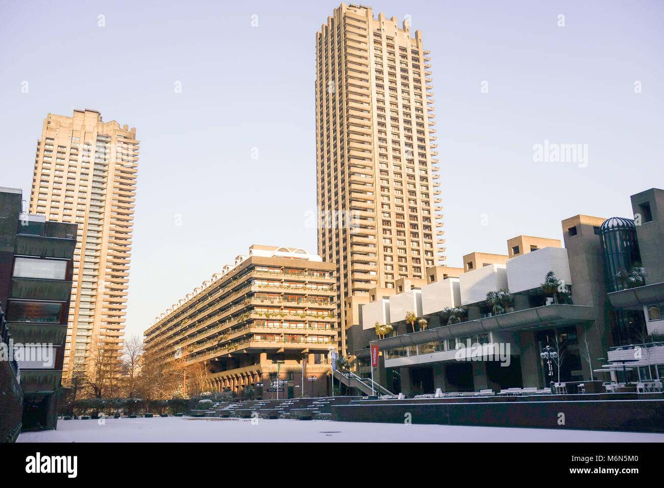 Londra, UK -28th Feb 2018: la neve cade un attraversato il lago di Barbican causati dalla tempesta di neve Emma. Foto Stock