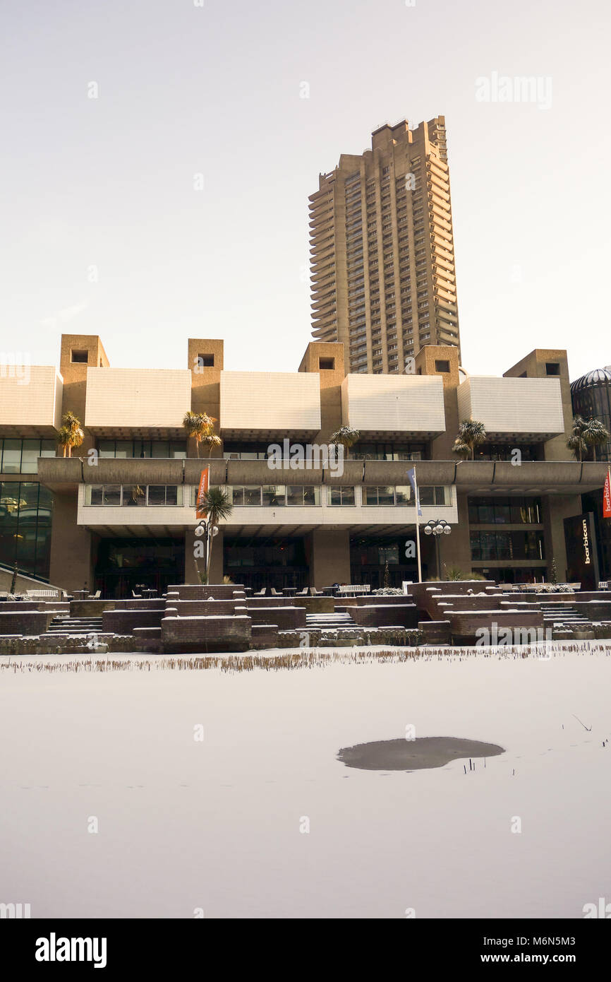 Londra, UK -28th Feb 2018: la neve cade acrossed Barbican causati dalla tempesta di neve Emma. Foto Stock