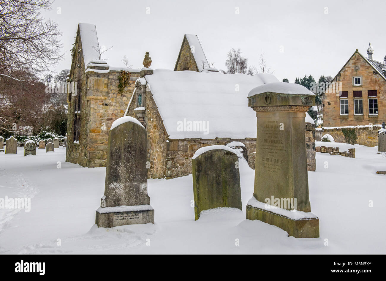 Cimitero Vecchio a Lasswade, Bonnyrigg, Midlothian, Scozia sotto la neve Foto Stock