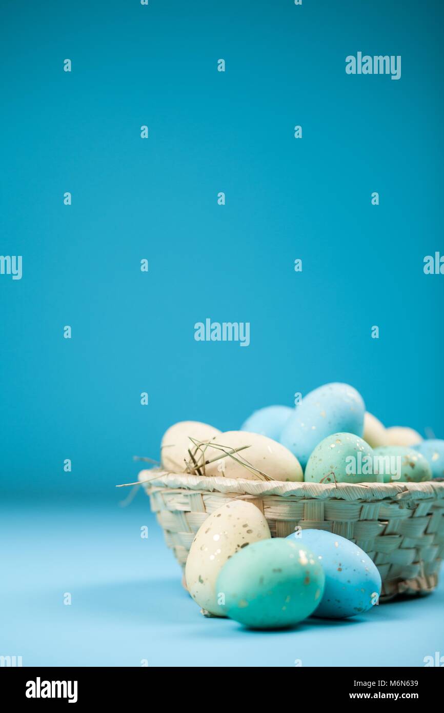 Le uova di pasqua su sfondo blu Foto Stock