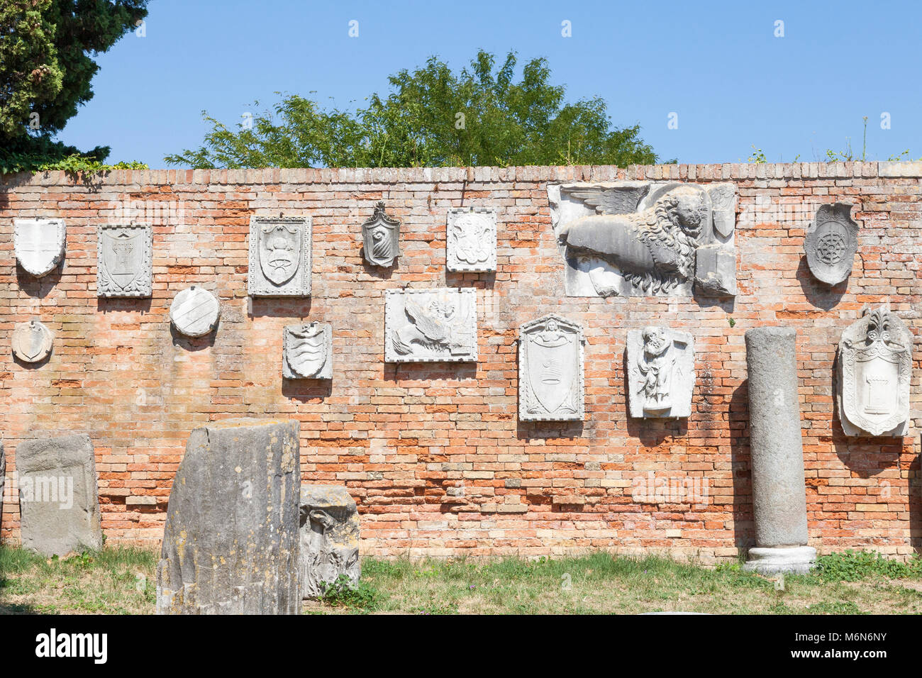 Isola di Torcello, Laguna Nord, Venezia, Veneto, Italia. Antichi manufatti architettonici e sculture in rilievo da antichi palazzi a Torcello Foto Stock
