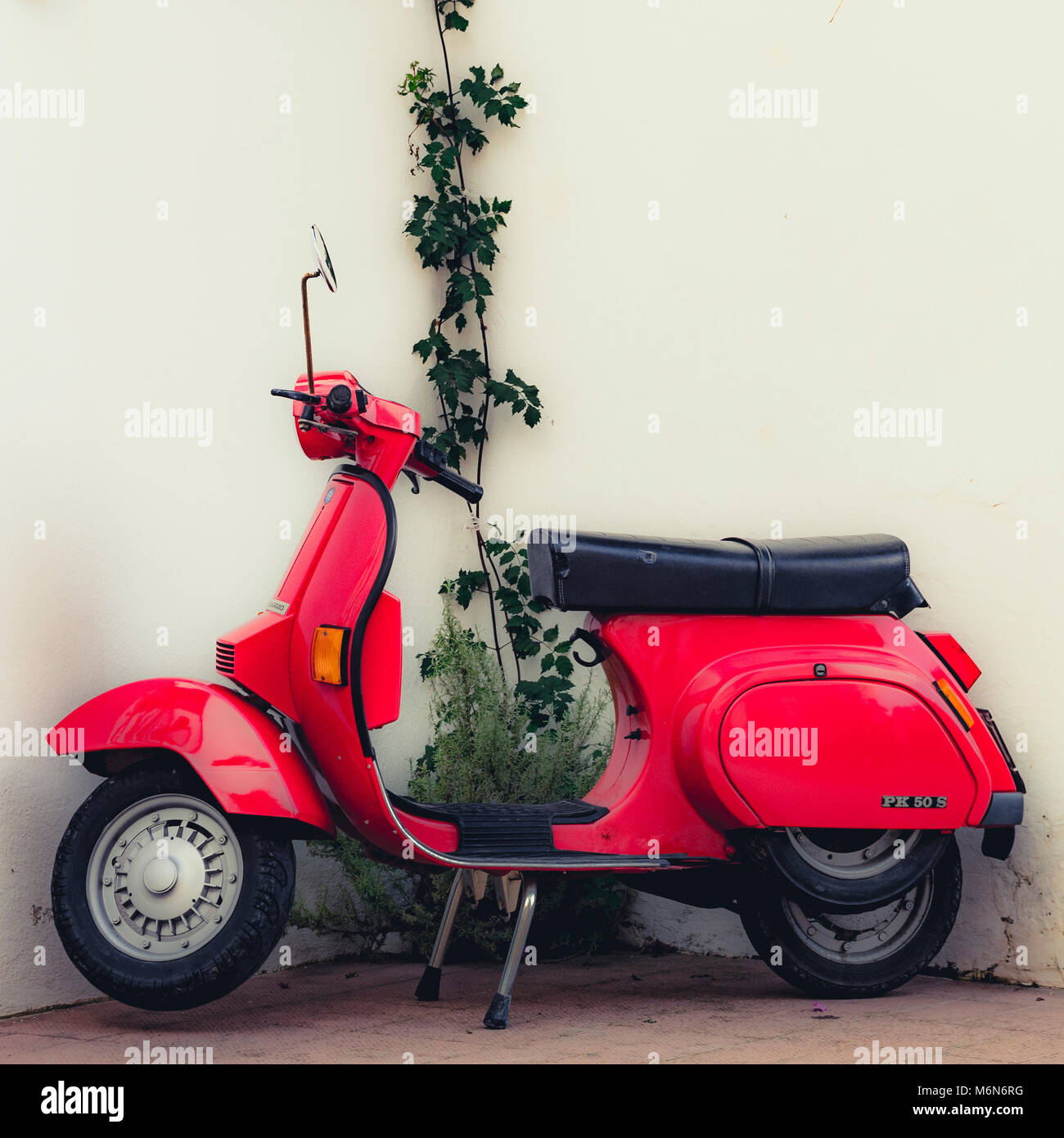 Italiano rosso VESPA PK 50 S ciclomotore Foto stock - Alamy