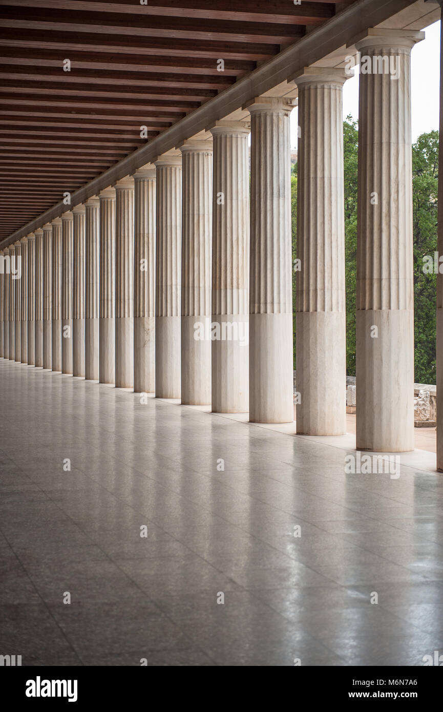 Colonnato in ordine dorico delle Stoa di Attalos nel sito archeologico dell'antica Agora di Atene, Grecia; ospita l'omonimo museo. Foto Stock