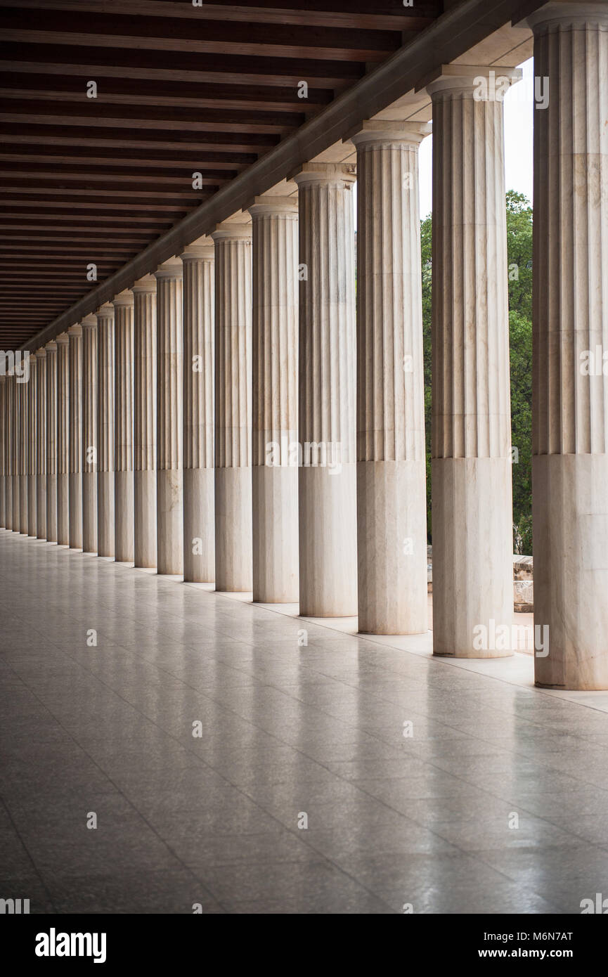 Colonnato in ordine dorico delle Stoa di Attalos nel sito archeologico dell'antica Agora di Atene, Grecia; ospita l'omonimo museo. Foto Stock