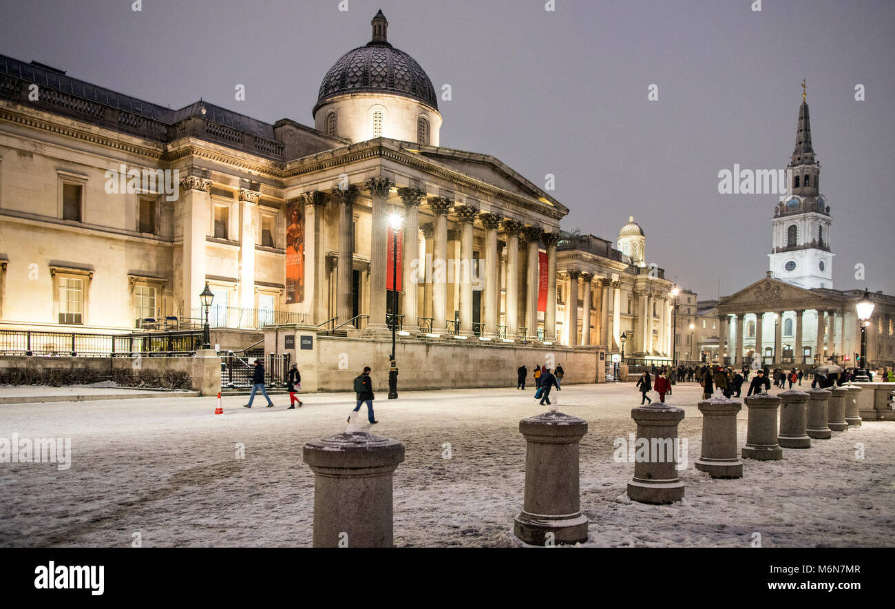 La National Gallery di neve a notte London REGNO UNITO Foto Stock