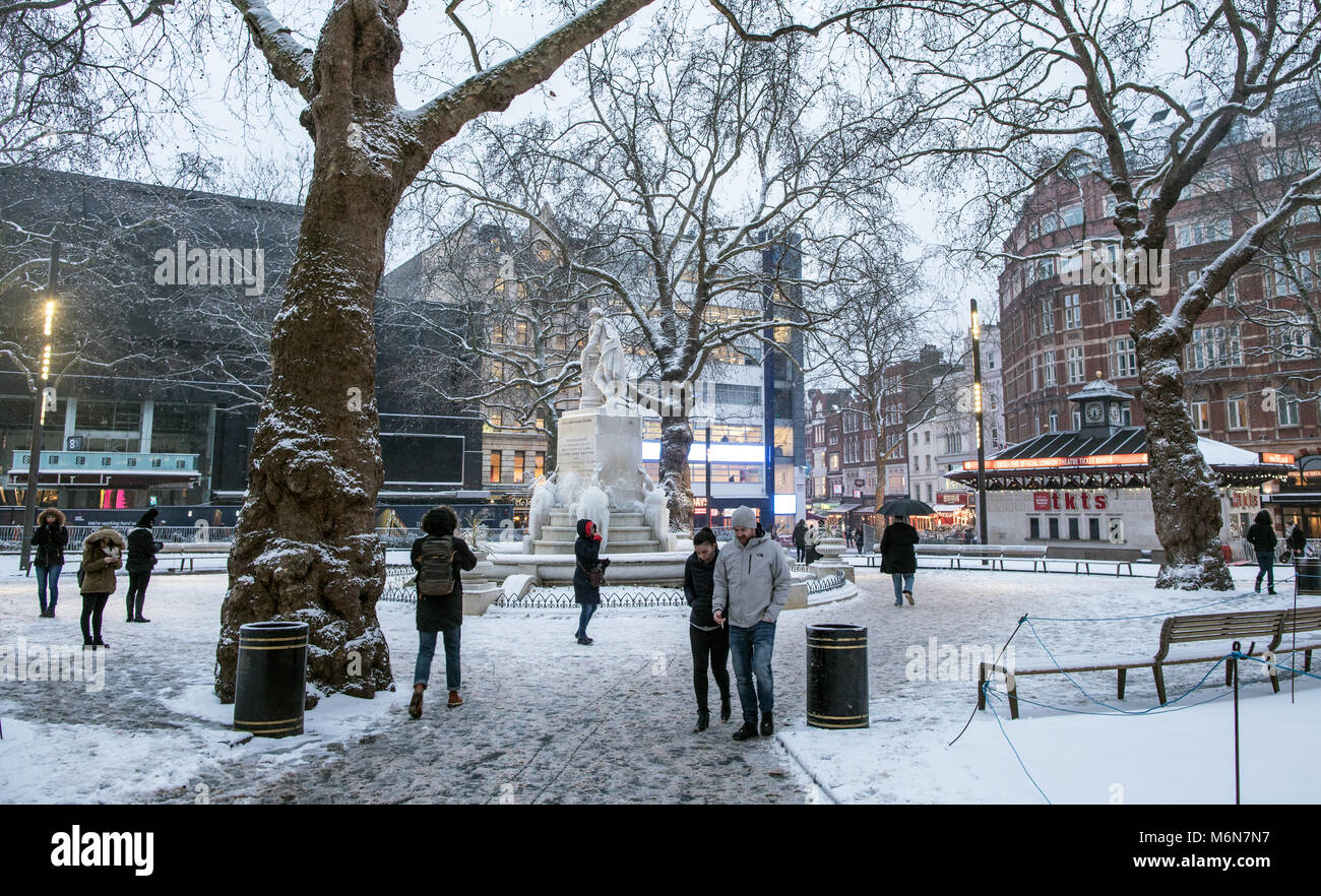 Leicester Square nella neve durante la notte London REGNO UNITO Foto Stock