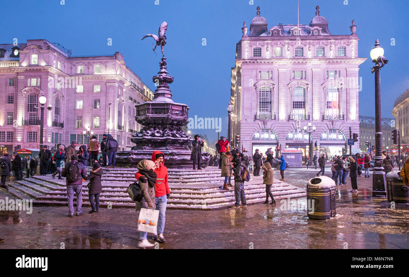 Piccadilly Circus dopo inverni nevosi giorno alla notte London REGNO UNITO Foto Stock