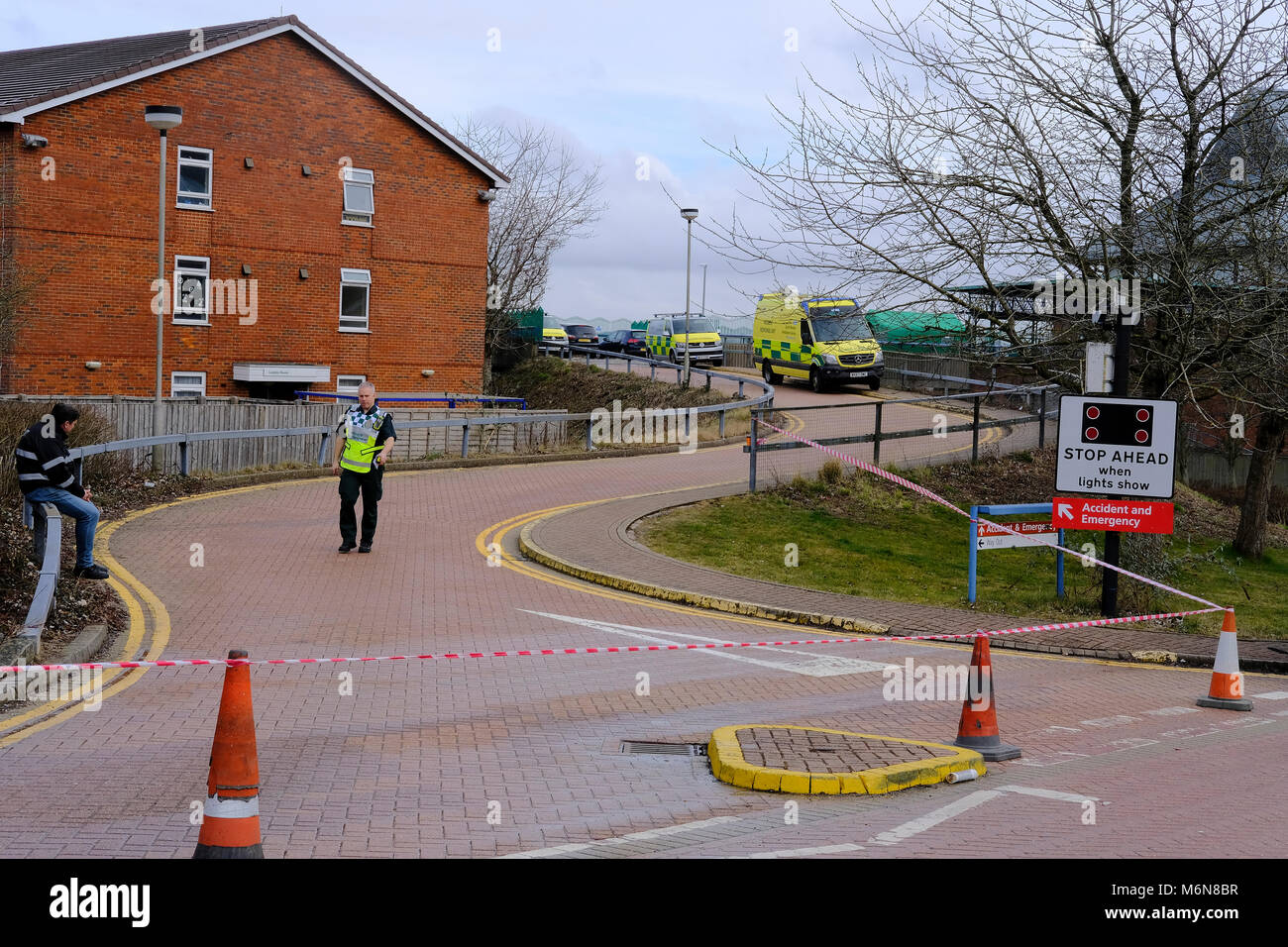 Salisbury, Regno Unito. Il 5 marzo 2018 La A & E dipartimento è stato chiuso al pubblico e al servizio antincendio è stato chiamato per decontaminare l'area. Un verde tenda di decontaminazione è stata impostata al di fuori dell'ospedale . Credito: © Paul Chambers/Alamy Stock Photo/Alamy Live News Foto Stock