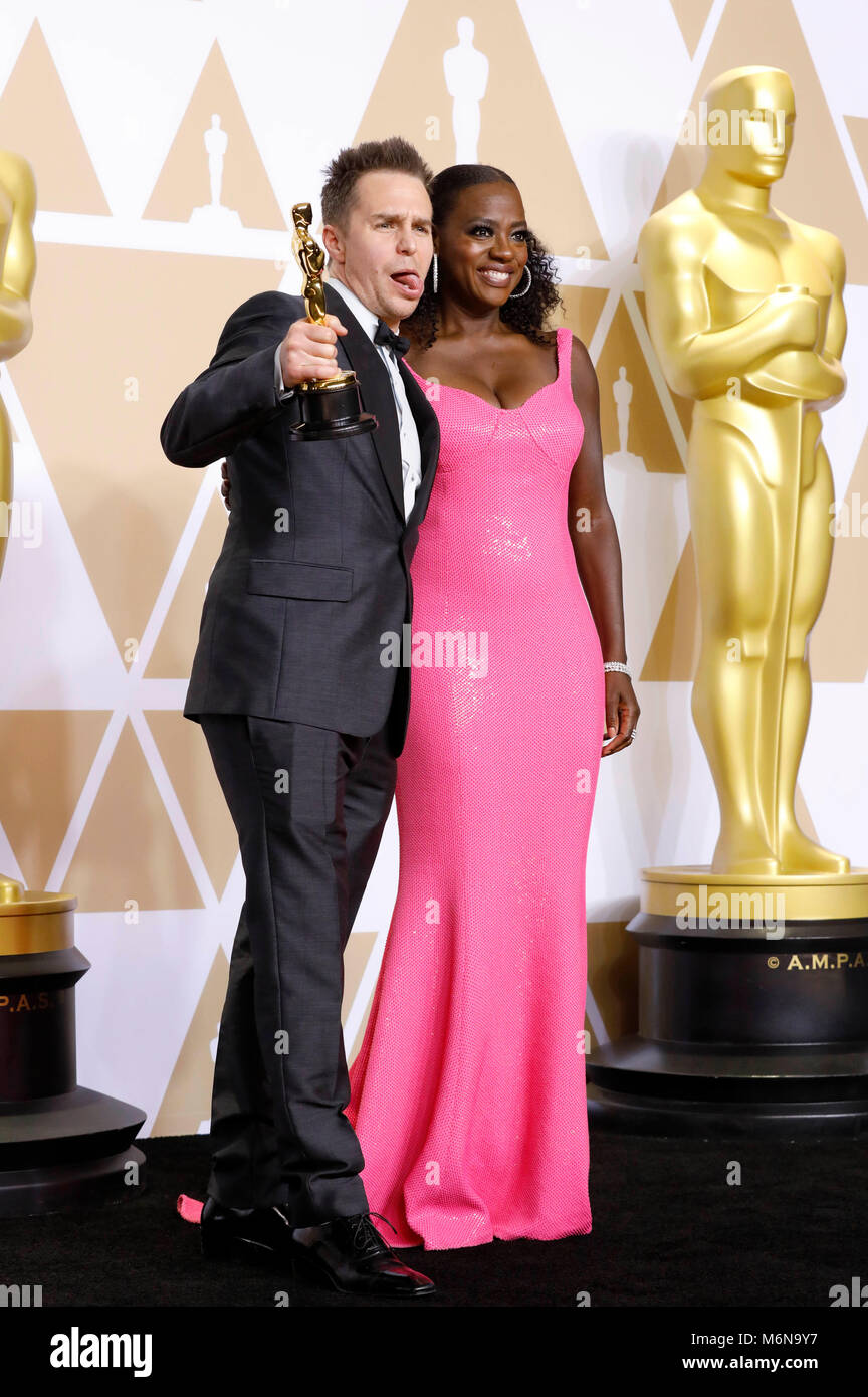 Sam Rockwell, vincitore del premio per il migliore attore in un ruolo di supporto', e Viola Davis pone in sala stampa al novantesimo annuale di Academy Awards di Hollywood & Highland Center su Marzo 4, 2018 in Hollywood, la California. Foto Stock