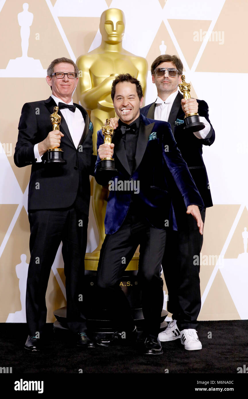 Jeffrey A. Melvin, Paul Denham Austerberry e Shane Vieau, i vincitori del premio per la miglior produzione Design', pongono in sala stampa al novantesimo annuale di Academy Awards di Hollywood & Highland Center su Marzo 4, 2018 in Hollywood, la California. Foto Stock