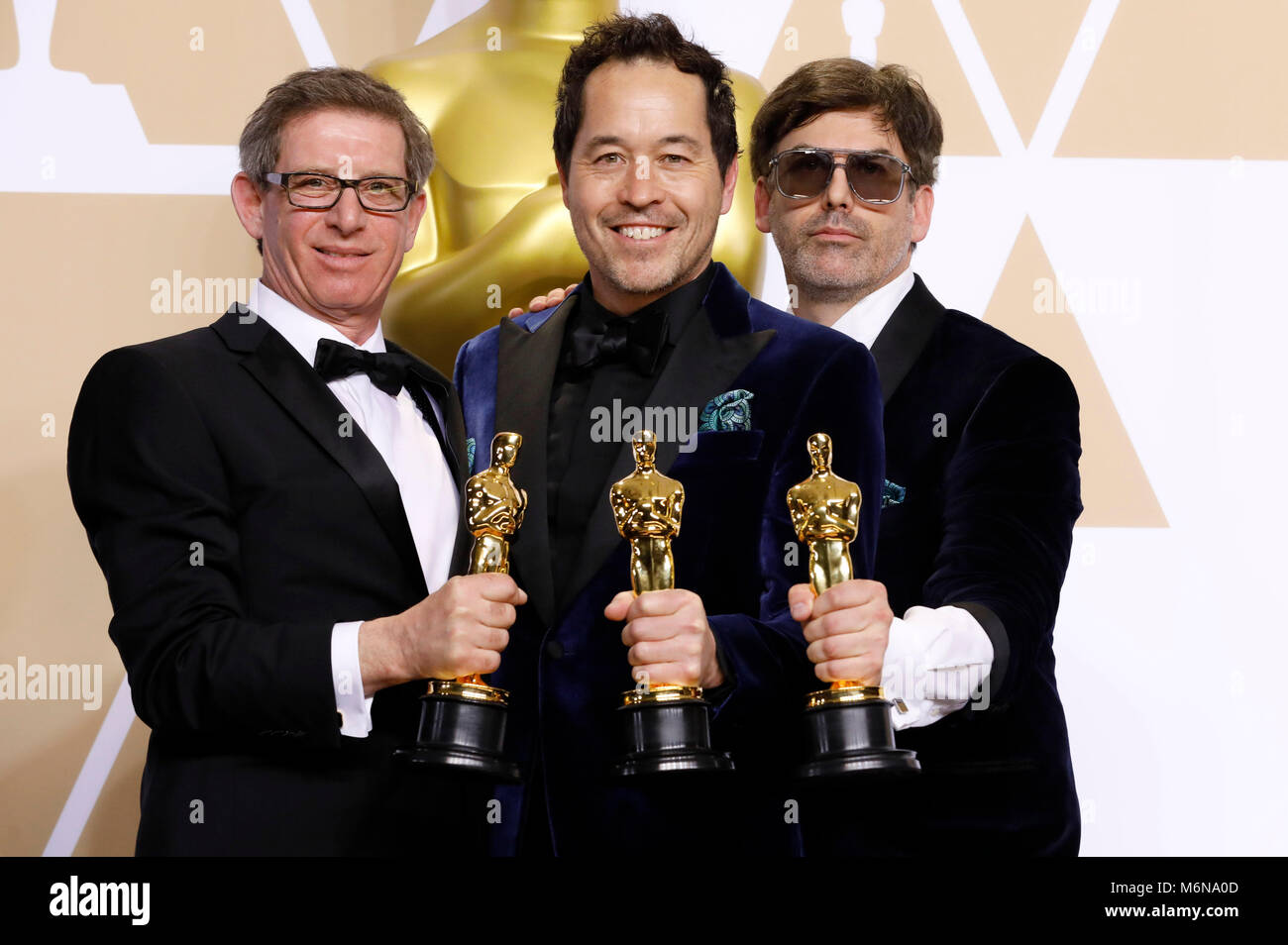 Jeffrey A. Melvin, Paul Denham Austerberry e Shane Vieau, i vincitori del premio per la miglior produzione Design', pongono in sala stampa al novantesimo annuale di Academy Awards di Hollywood & Highland Center su Marzo 4, 2018 in Hollywood, la California. Foto Stock