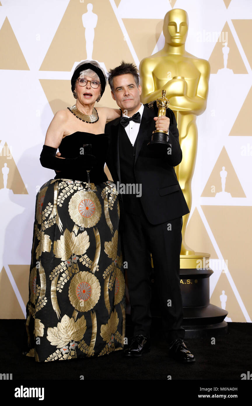 Sebastián Lelio, vincitore del premio per il "miglior film in lingua straniera", pone con Rita Moreno in sala stampa al novantesimo annuale di Academy Awards di Hollywood & Highland Center su Marzo 4, 2018 in Hollywood, la California. Foto Stock
