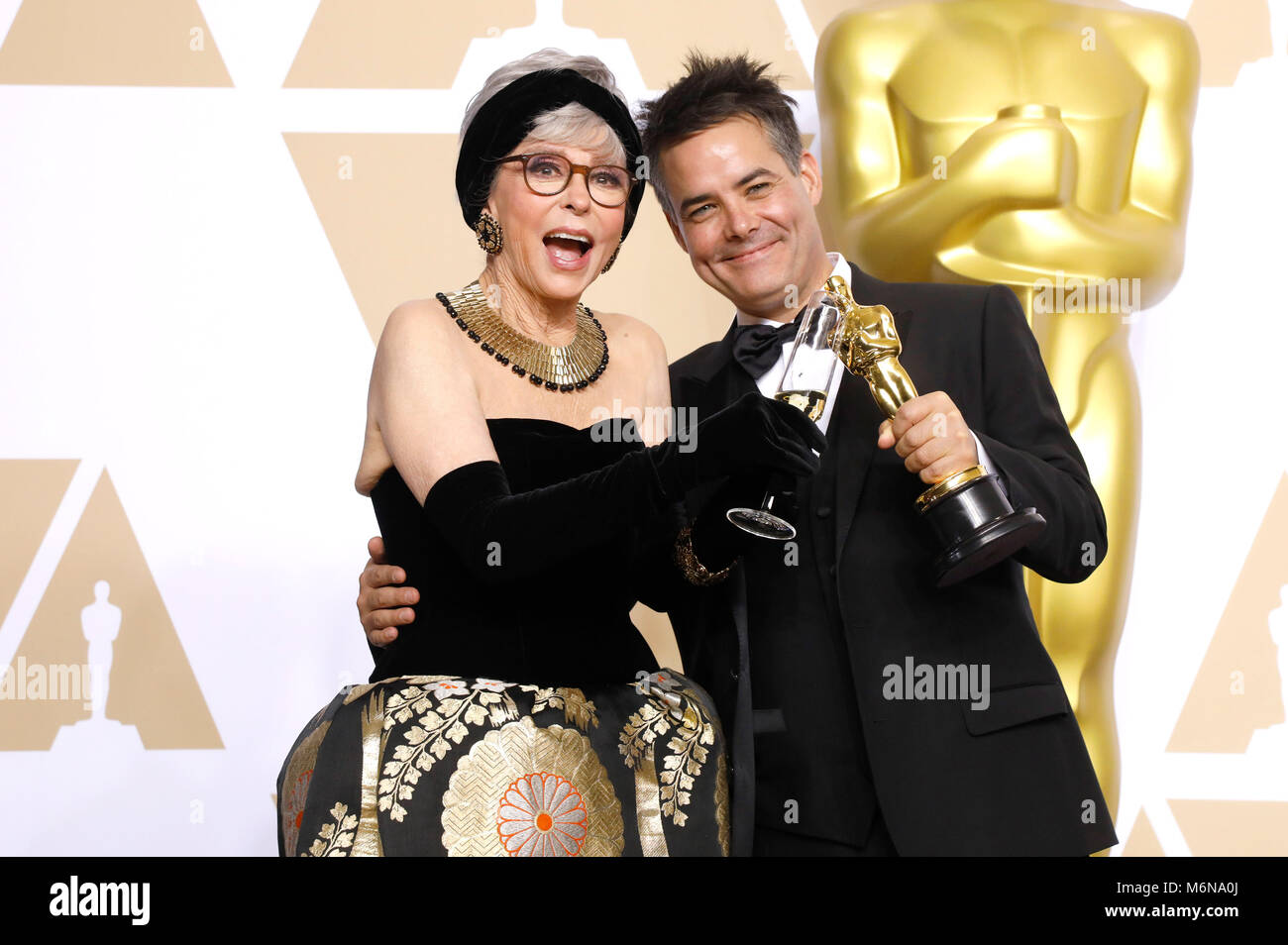 Sebastián Lelio, vincitore del premio per il "miglior film in lingua straniera", pone con Rita Moreno in sala stampa al novantesimo annuale di Academy Awards di Hollywood & Highland Center su Marzo 4, 2018 in Hollywood, la California. Foto Stock