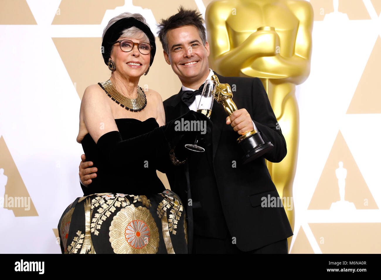 Sebastián Lelio, vincitore del premio per il "miglior film in lingua straniera", pone con Rita Moreno in sala stampa al novantesimo annuale di Academy Awards di Hollywood & Highland Center su Marzo 4, 2018 in Hollywood, la California. Foto Stock