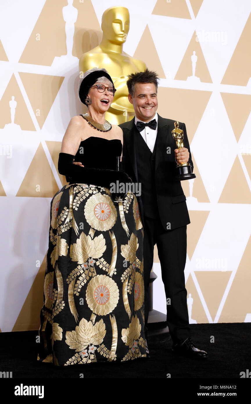 Sebastián Lelio, vincitore del premio per il "miglior film in lingua straniera", pone con Rita Moreno in sala stampa al novantesimo annuale di Academy Awards di Hollywood & Highland Center su Marzo 4, 2018 in Hollywood, la California. Foto Stock