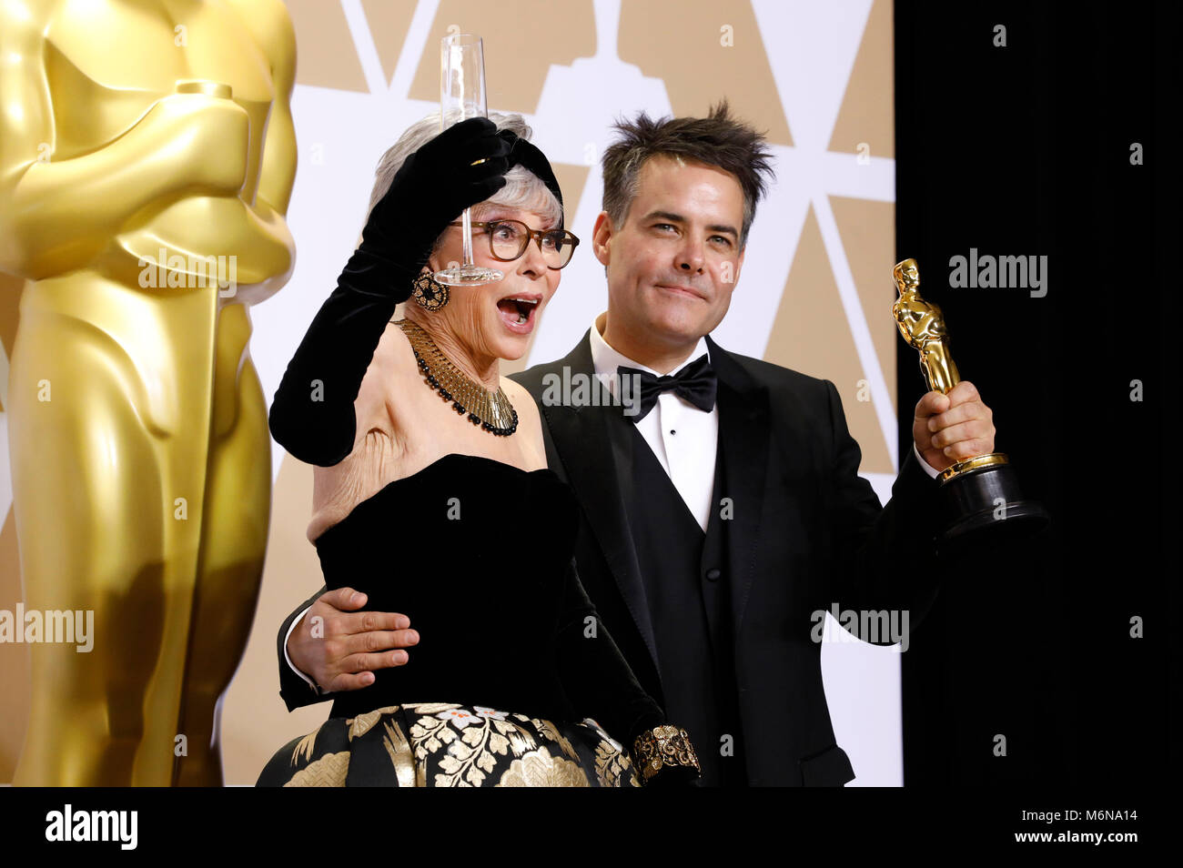 Sebastián Lelio, vincitore del premio per il "miglior film in lingua straniera", pone con Rita Moreno in sala stampa al novantesimo annuale di Academy Awards di Hollywood & Highland Center su Marzo 4, 2018 in Hollywood, la California. Foto Stock
