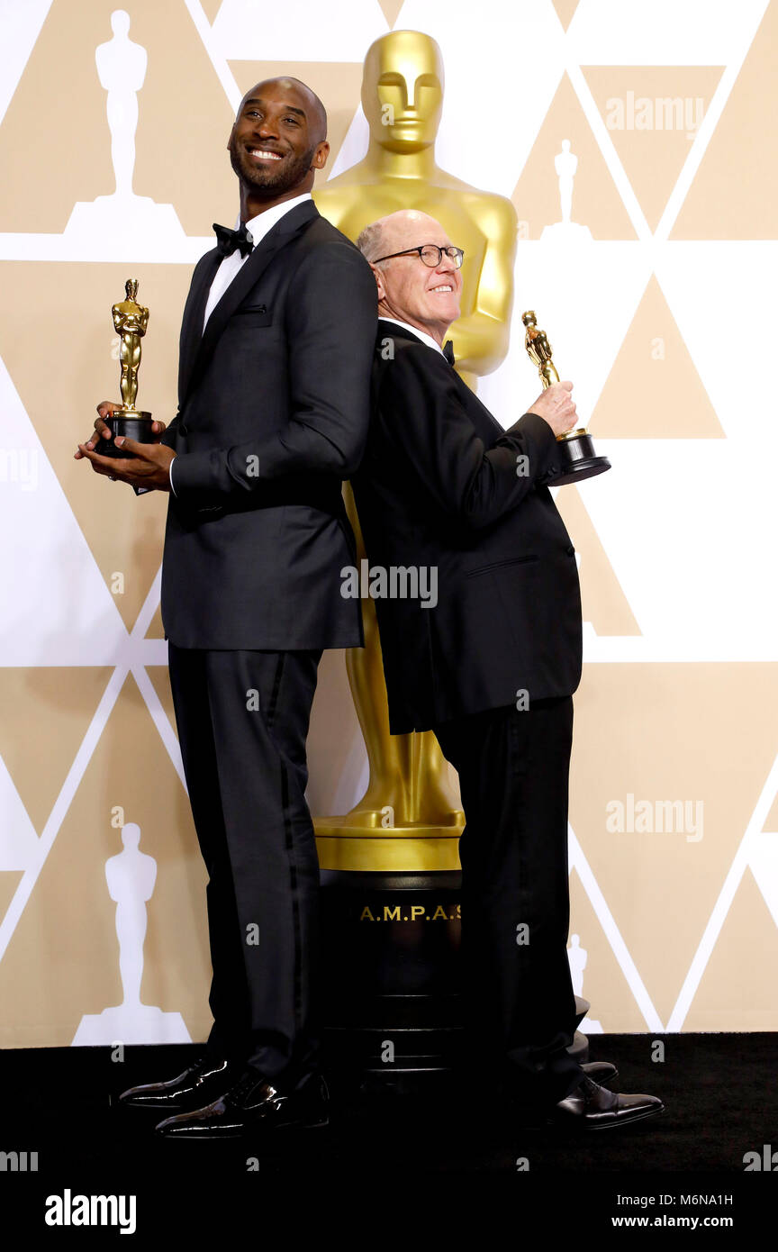 Kobe Bryant e Glen Keane, i vincitori del premio per il "Miglior Cortometraggio', pongono in sala stampa al novantesimo annuale di Academy Awards di Hollywood & Highland Center su Marzo 4, 2018 in Hollywood, la California. Foto Stock