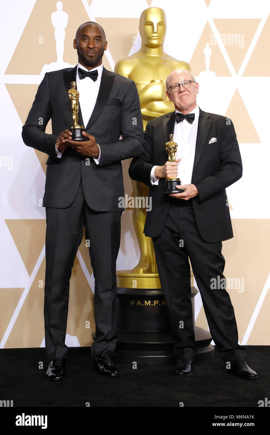 Kobe Bryant e Glen Keane, i vincitori del premio per il "Miglior Cortometraggio', pongono in sala stampa al novantesimo annuale di Academy Awards di Hollywood & Highland Center su Marzo 4, 2018 in Hollywood, la California. Foto Stock