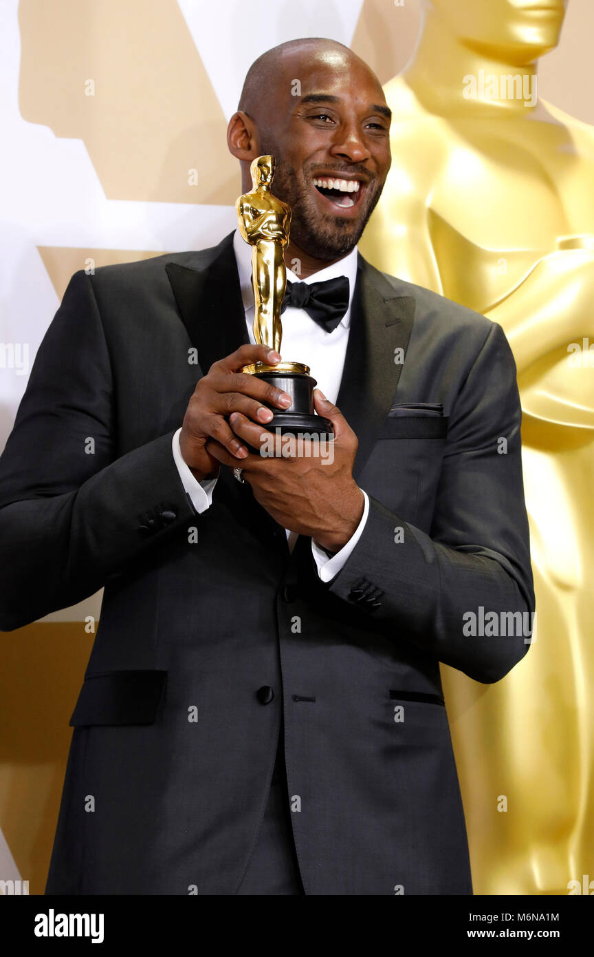 Kobe Bryant, vincitore del premio per il "Miglior Cortometraggio', pone in sala stampa al novantesimo annuale di Academy Awards di Hollywood & Highland Center su Marzo 4, 2018 in Hollywood, la California. Foto Stock