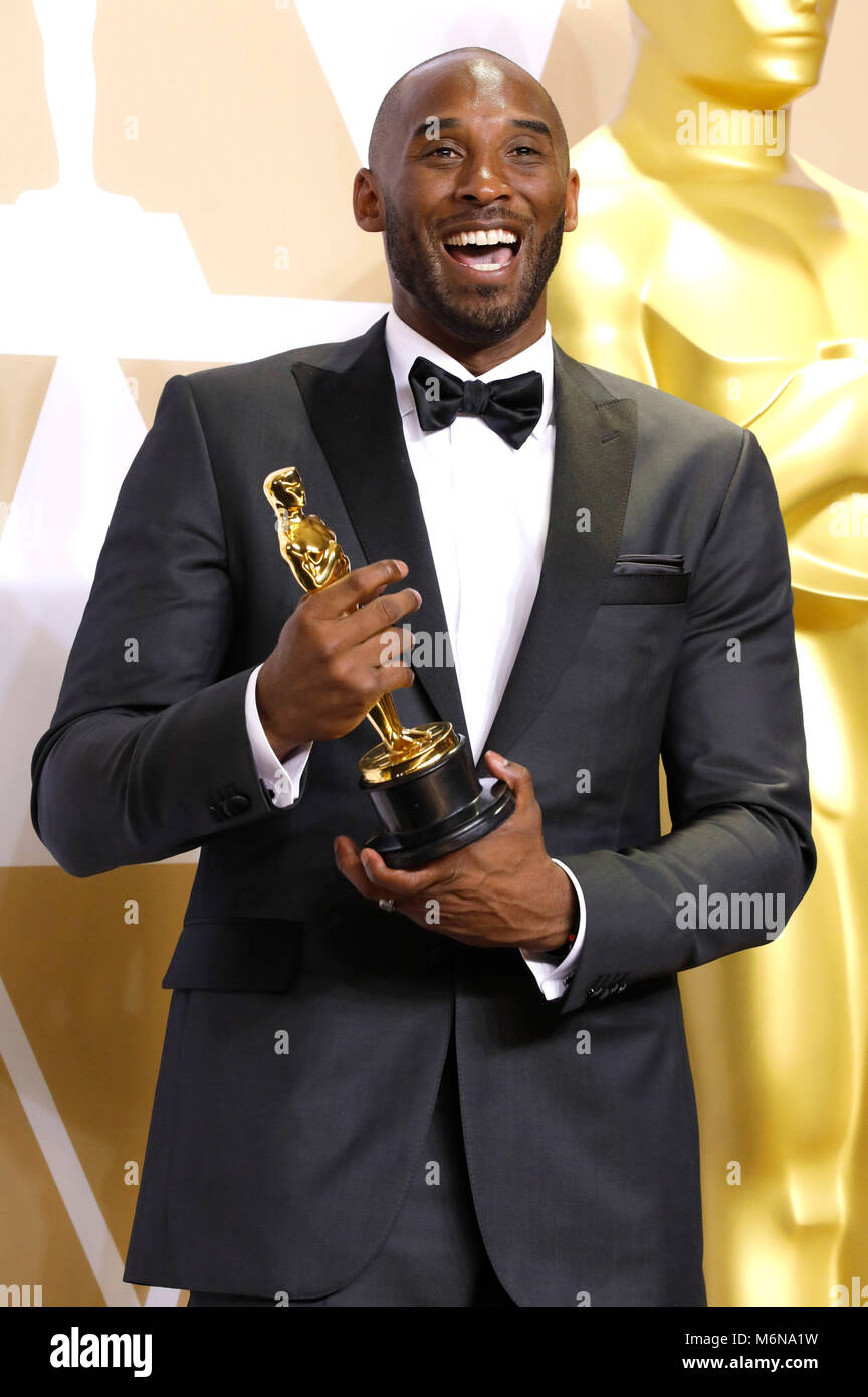 Kobe Bryant, vincitore del premio per il "Miglior Cortometraggio', pone in sala stampa al novantesimo annuale di Academy Awards di Hollywood & Highland Center su Marzo 4, 2018 in Hollywood, la California. Foto Stock