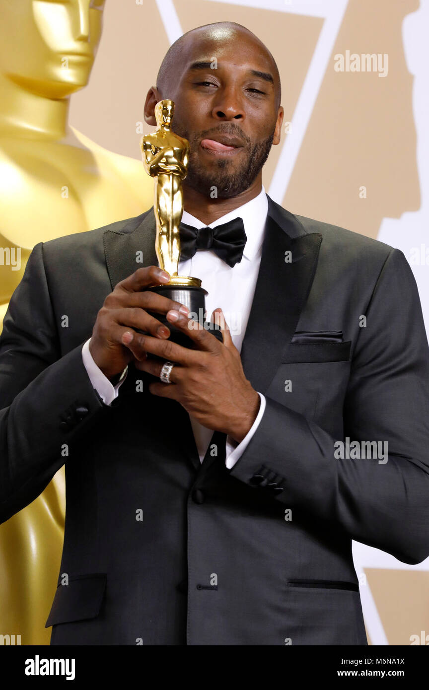 Kobe Bryant, vincitore del premio per il "Miglior Cortometraggio', pone in sala stampa al novantesimo annuale di Academy Awards di Hollywood & Highland Center su Marzo 4, 2018 in Hollywood, la California. Foto Stock